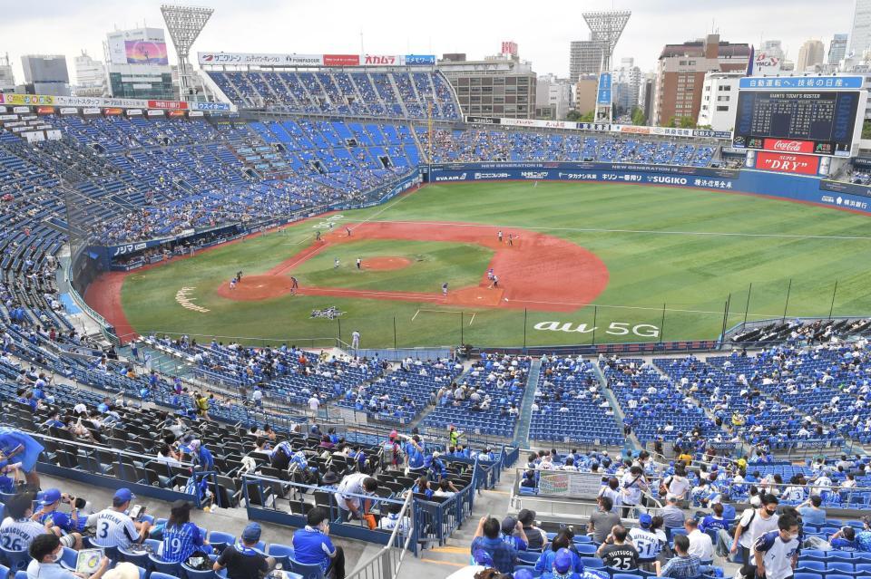 収容人数が緩和され、外野席・ウィング席まで開放された横浜スタジアム（撮影・高石航平）