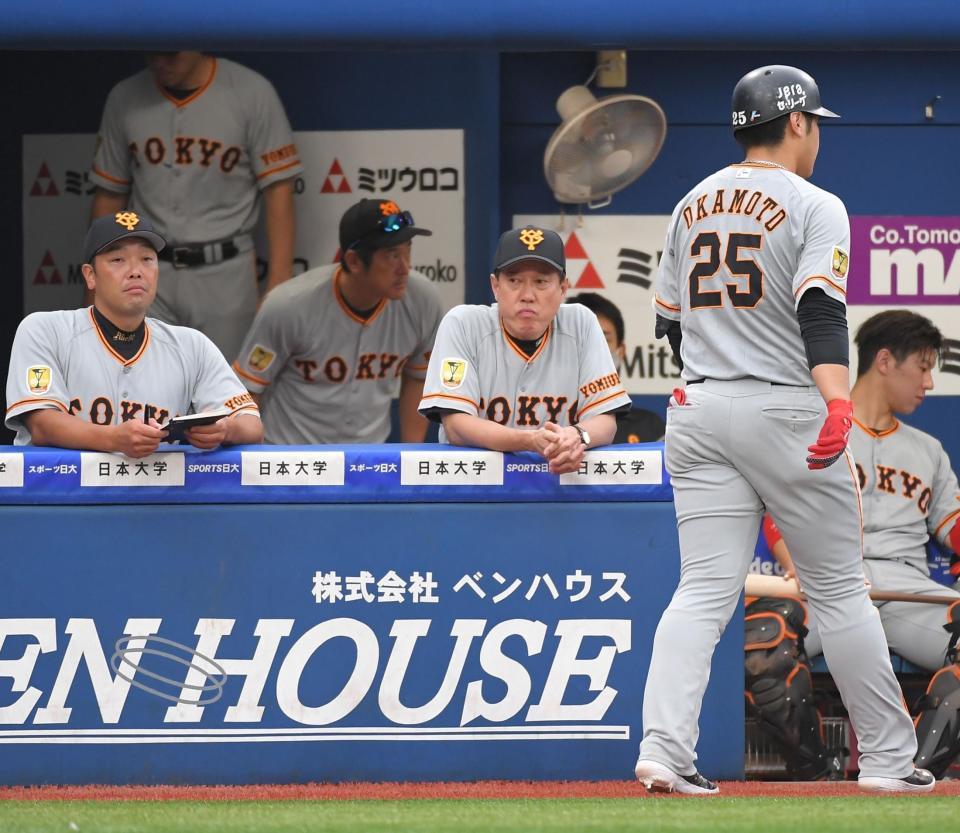 ９回、三ゴロに倒れベンチに戻る岡本（右）と厳しい表情の阿部ヘッドコーチ代行（左）、原監督（中央）（撮影・高石航平）