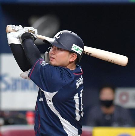 　８回、西武・森は左越えに３点適時二塁打を放つ