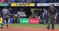 ９回裏オリックス２死、大下（左）が見逃し三振に倒れ試合終了。ガックリのナイン＝京セラドーム（撮影・佐々木彰尚）