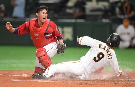 ３回巨人１死満塁、巨人・丸の一ゴロで巨人・亀井の生還を許す広島・坂倉＝東京ドーム（撮影・金田祐二）