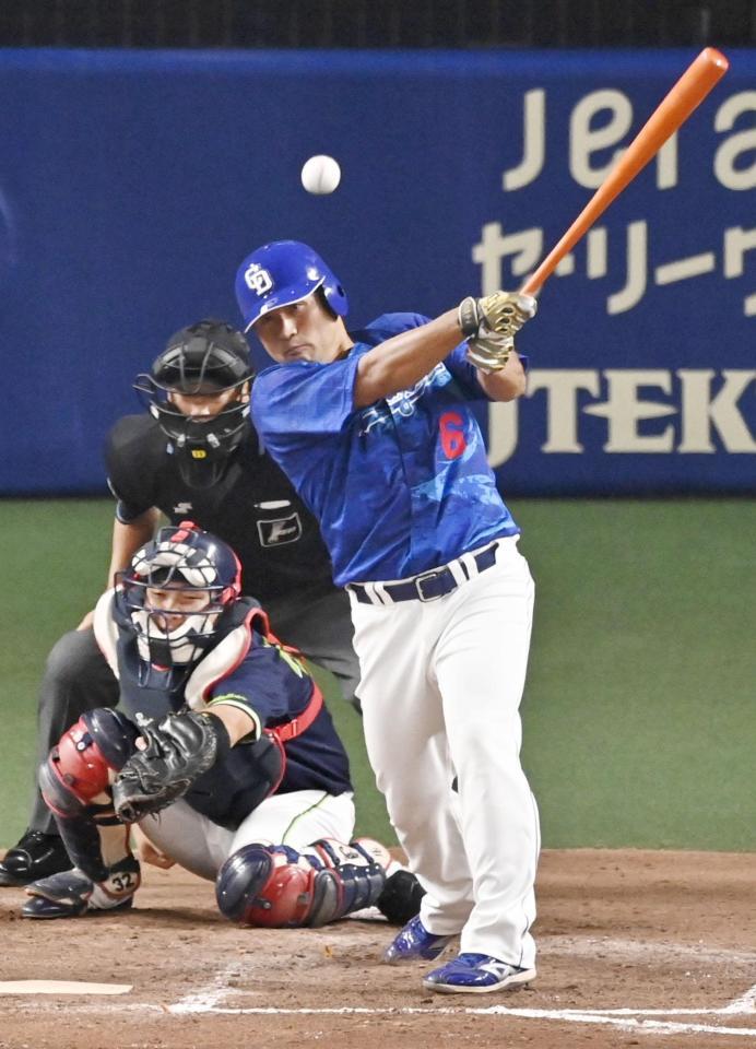 　４回、中日・平田が左中間に適時二塁打を放つ（共同）