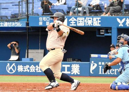 　３回、三塁線を破る二塁打を放つ桐蔭横浜大・渡部