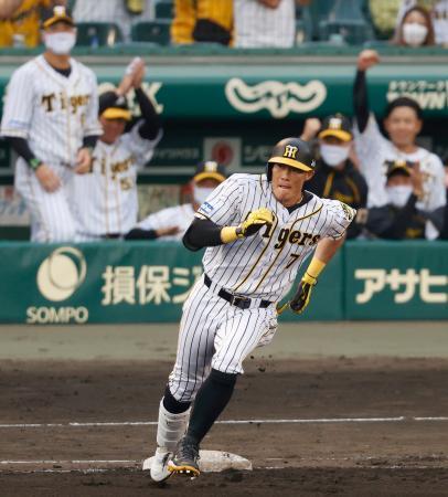 　８回阪神１死二、三塁、決勝の２点二塁打を放ち、一塁を回る糸井＝甲子園