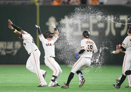 　サヨナラ打を放ち、巨人ナインに祝福される吉川尚（左から２人目）