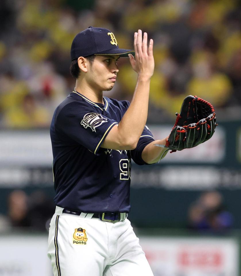 ３回、ベンチへ引き揚げるオリックス・張奕