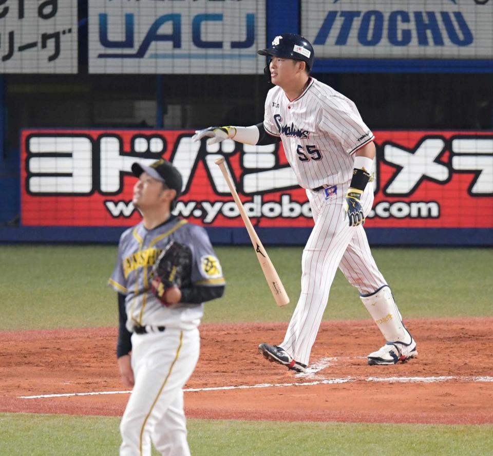 　阪神・西勇（左）から本塁打を放ったヤクルト・村上＝８月２２日、神宮