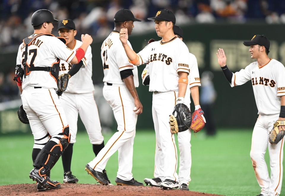 中日を破って５連勝、タッチをかわす中島（中央）ら巨人ナイン＝東京ドーム（撮影・開出牧）