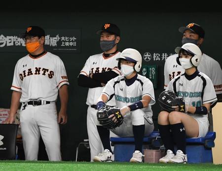 ９回、代走・増田大輝が二塁盗塁に失敗しベンチで腕組みする巨人・原監督（中央）。左は吉村コーチ、右は阿部慎之助ヘッドコーチ代行（撮影・開出牧）