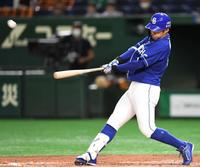 　５回、先制の右越え２ランを放つ京田（撮影・開出牧）