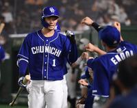 　５回、先制の右越え２ランを放ちナインとエアタッチをかわす京田（左）＝撮影・開出牧