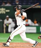 ７回、同点の２点適時打を放つ巨人・中島宏之（撮影・開出牧）