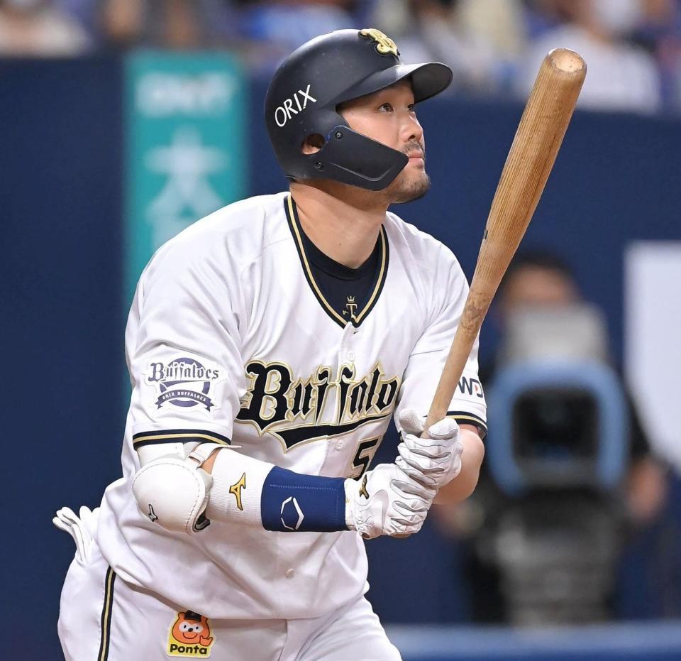 　１回、先制ソロを放つＴ－岡田（撮影・高部洋祐）