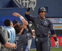 ３回、右中間に２ランを放ち、ベンチ前でナインに出迎えられるモヤ＝京セラドーム（撮影・佐々木彰尚）