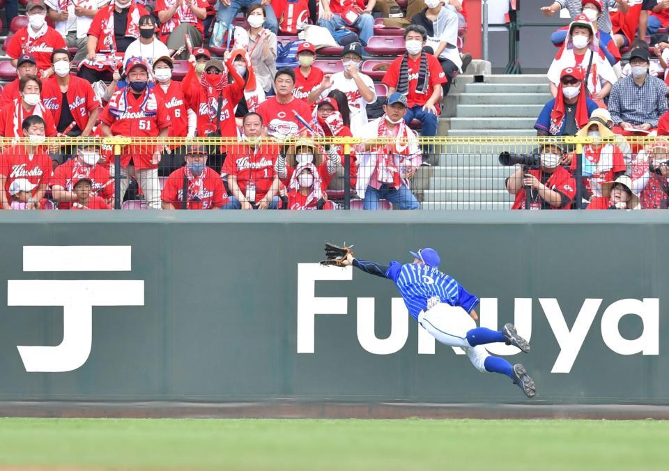 ２回、松山の打球をダイビングキャッチする梶谷（撮影・立川洋一郎）