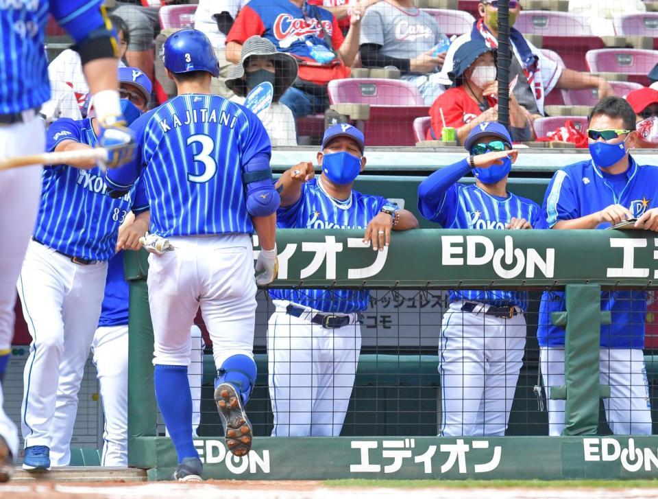 １回、本塁打を放った梶谷（３）を迎えるラミレス監督（中央）＝撮影・立川洋一郎