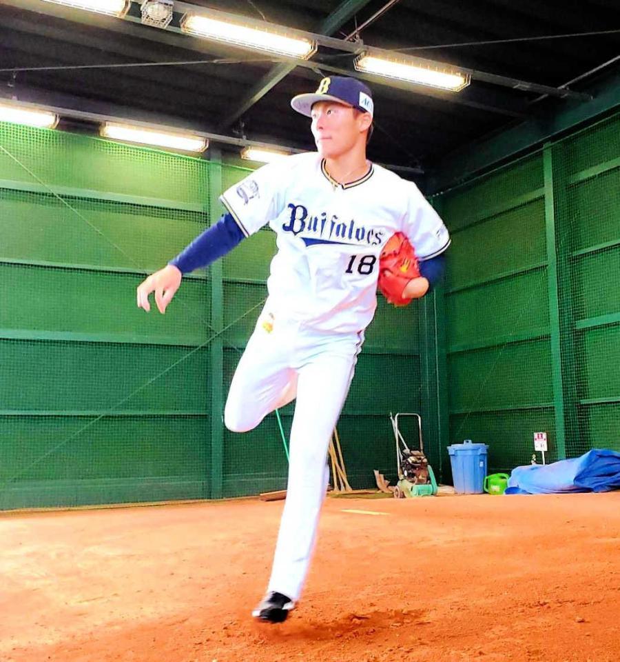 　ブルペンで投球する山本（球団提供）