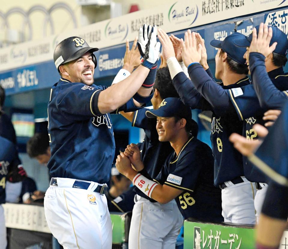 プロ野球通算１０万号本塁打を放ちナインとハイタッチするマレーロ＝２０１７年９月２９日