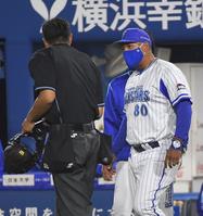 ９回、山崎の交代を告げるＤｅＮＡ・ラミレス監督＝横浜スタジアム（撮影・伊藤笙子）