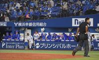 ９回、最後の打者が打ち取られ意気消沈するＤｅＮＡベンチ＝横浜スタジアム（撮影・伊藤笙子）