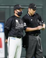 　７回の攻撃を終え、選手交代を告げるロッテ・井口監督＝札幌ドーム