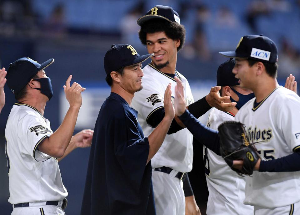 　先発したオリックス・増井（左から２人目）は、今季初勝利を挙げ笑顔でナインを迎える