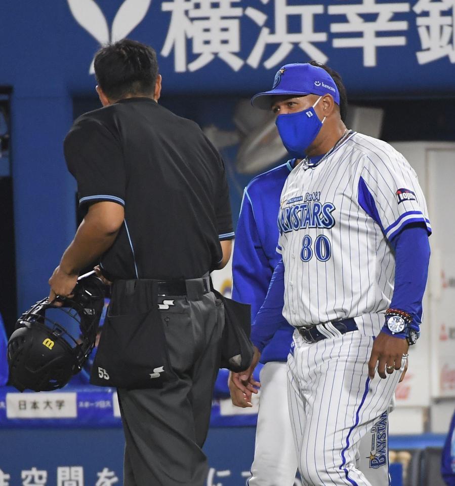 ９回、山崎の交代を告げるＤｅＮＡ・ラミレス監督＝横浜スタジアム（撮影・伊藤笙子）