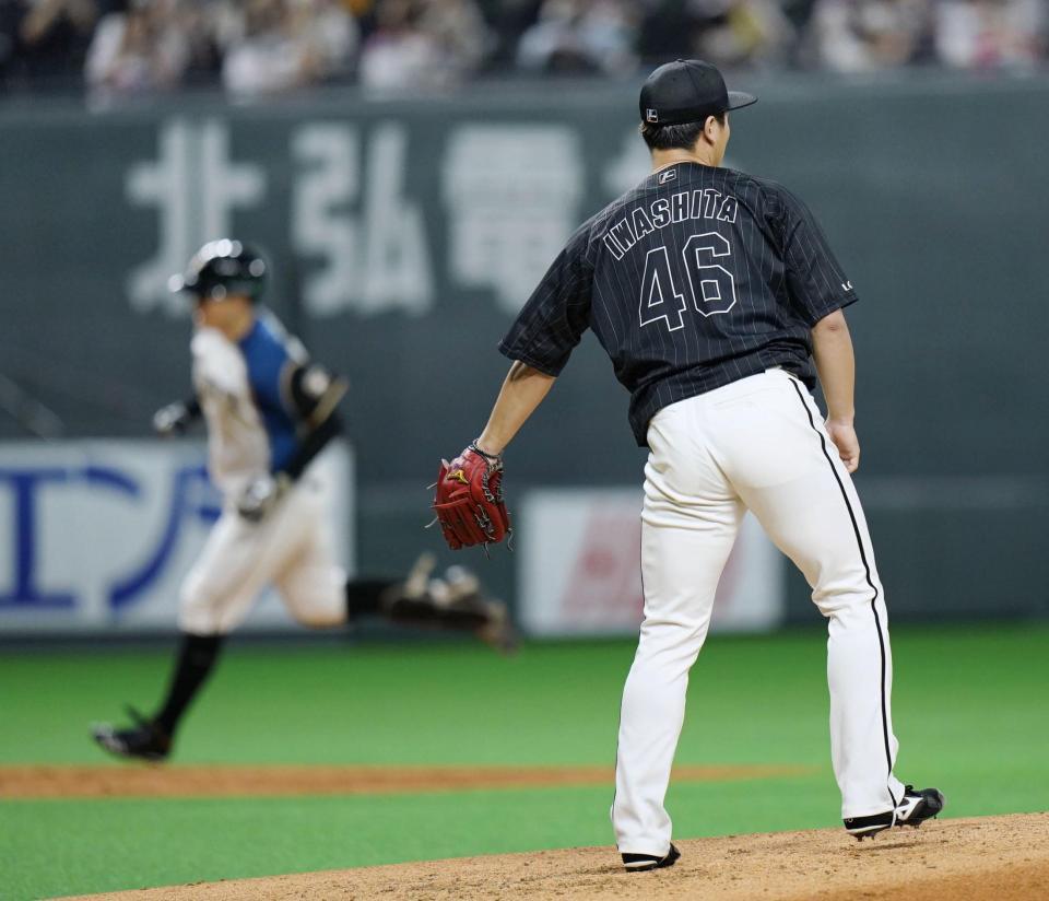 　４回、日本ハム・清宮（左）に同点ソロを浴びたロッテ・岩下＝札幌ドーム