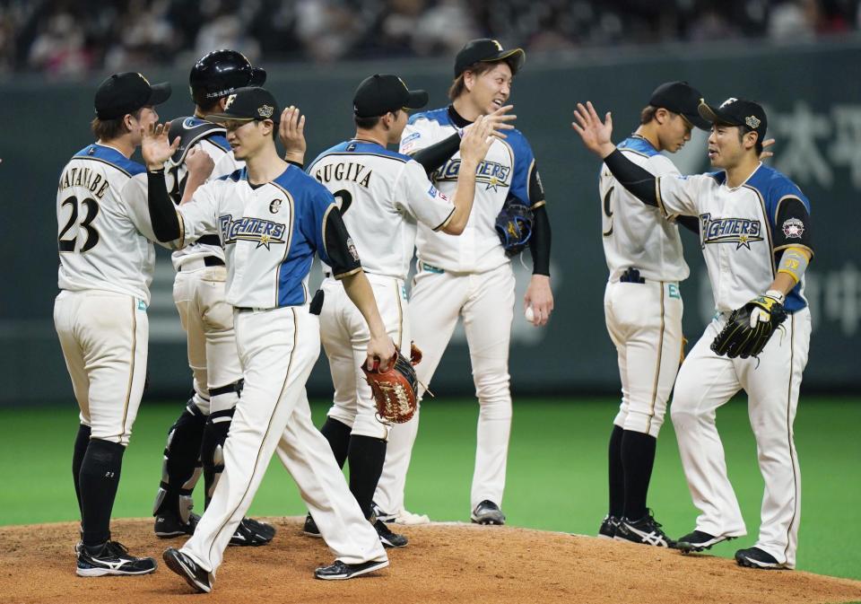 　連敗を３で止め、喜ぶ日本ハムナイン。右から３人目は宮西＝札幌ドーム
