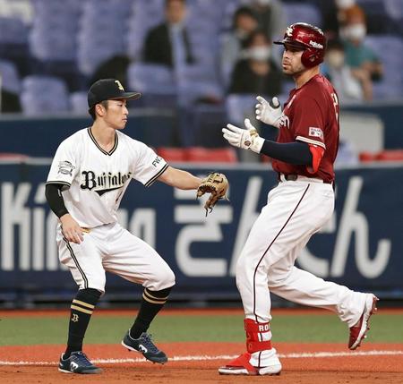 　２回、打球が天井に当たり、三塁手前で福田にタッチアウトされるロメロ（右）＝京セラドーム