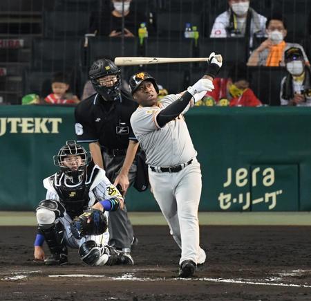 　８回、左越えにソロを放つ巨人・ウィーラー＝甲子園（撮影・山口登）
