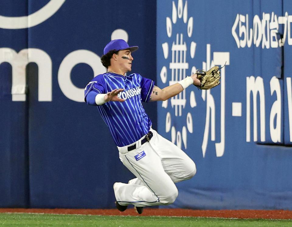 　４回、阿部の右飛を好捕するＤｅＮＡのオースティン＝横浜スタジアム