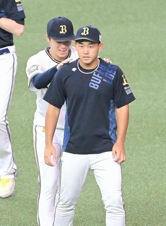 登板を前に、山本由伸（奥）から気合を注入される！？オリックス・宮城（撮影・高部洋祐）