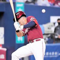 １回、オリックス・張奕から死球を受ける楽天・ロメロ（撮影・高部洋祐）