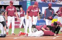 １回、オリックス・張奕から死球を受け倒れ込む楽天ロメロ（下）＝撮影・高部洋祐