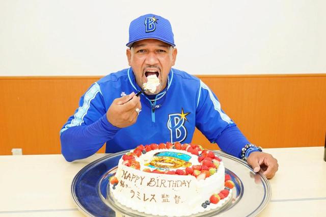 ｄｅｎａ ラミレス監督が４６歳の誕生日 ケーキほおばり 素晴らしい気分 野球 デイリースポーツ Online