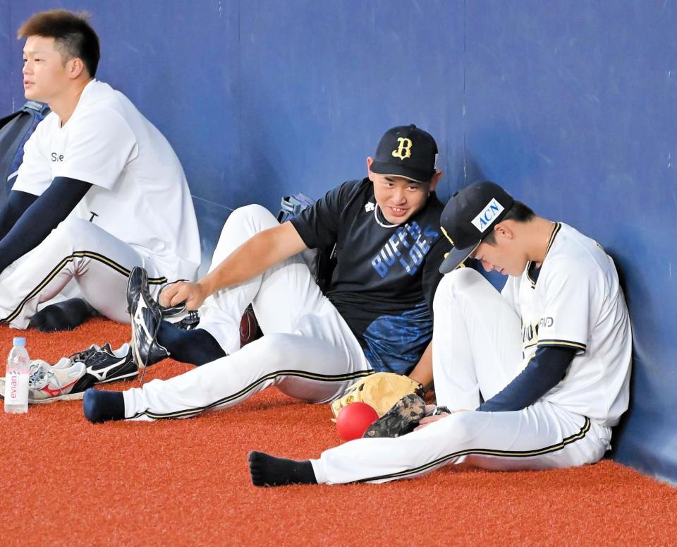 試合前、山本由伸（右）と談笑するオリックス・宮城大弥（中央）＝撮影・高部洋祐