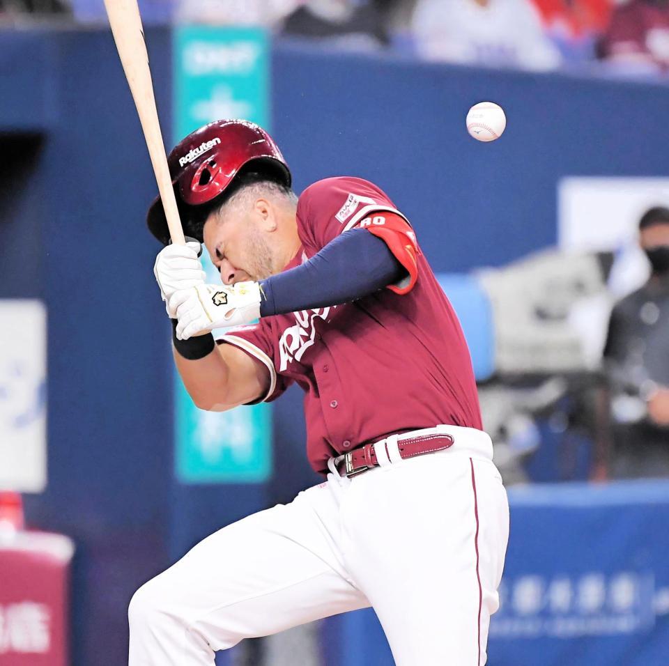 １回、オリックス・張奕から死球を受ける楽天・ロメロ（撮影・高部洋祐）