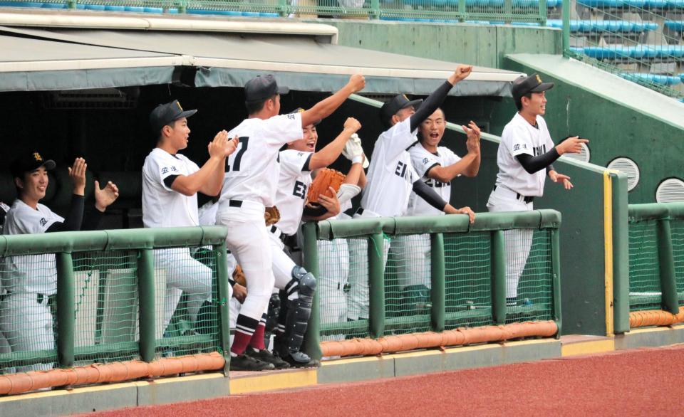 夏王者の広島商を下し、喜ぶ盈進ナイン