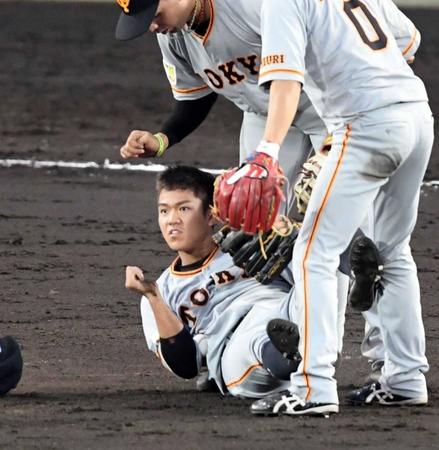 　９回、阪神・北條の飛球を田中俊が交錯しながら脇でキャッチし試合終了