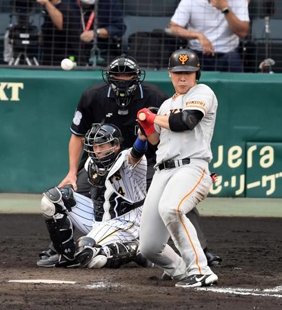 ８回、死球を受ける巨人・岡本