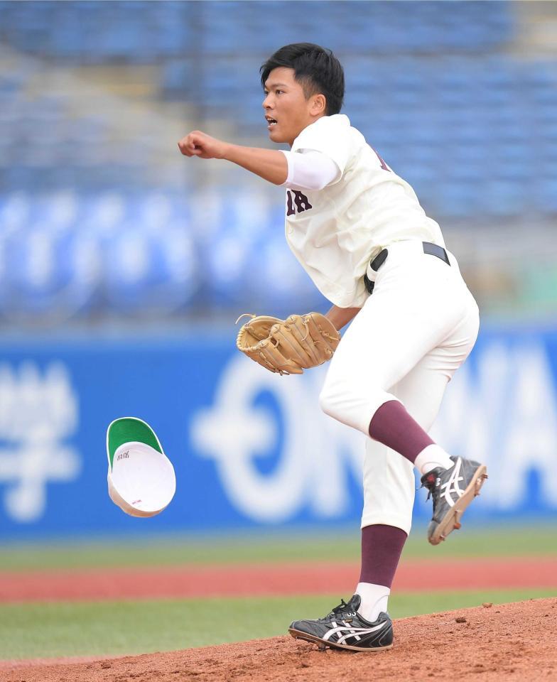 　帽子を飛ばしながら力投する早川（撮影・伊藤笙子）