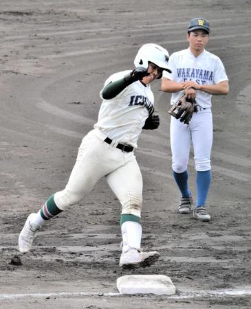 　３回に逆転３ランを放った市和歌山・松川