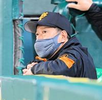 　８回、渋い表情で戦況を見守る原監督（撮影・高部洋祐）