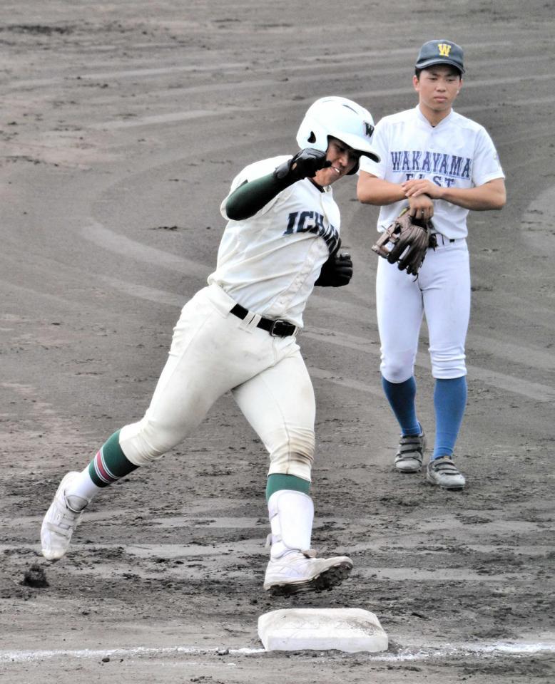 　３回に逆転３ランを放った市和歌山・松川