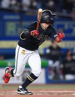 ３回、先制のソロを放つ小田裕也（撮影・開出牧）