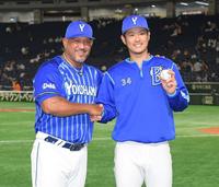 プロ入り初勝利をラミレス監督（左）に祝福される平田
