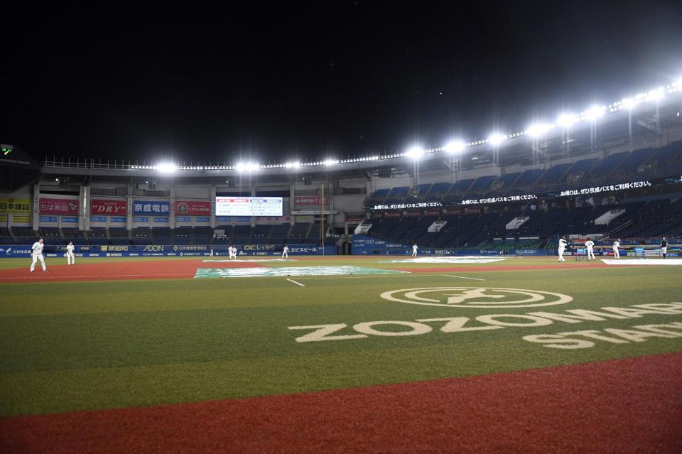 試合後、ノックを受けるロッテナイン＝ＺＯＺＯマリン（撮影・開出牧）