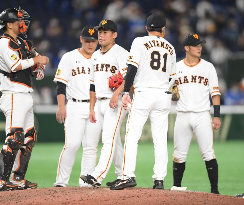 ６回、ＤｅＮＡ打線につかまり降板する巨人・田口（撮影・金田祐二）