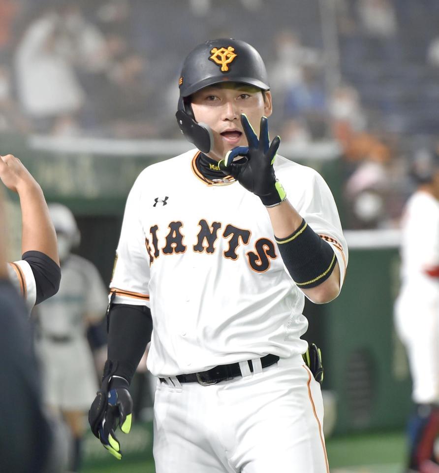 　４回、勝ち越しソロを放ち小さな丸ポーズの巨人・丸